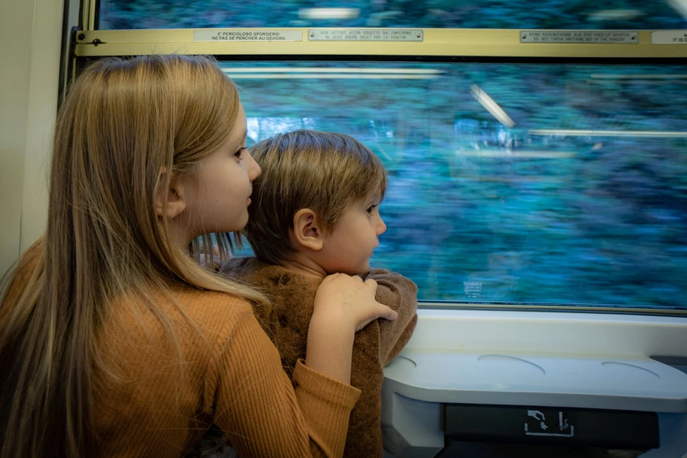 bambini-sul-treno-del-foliage.webp ferrovia val vigezzo