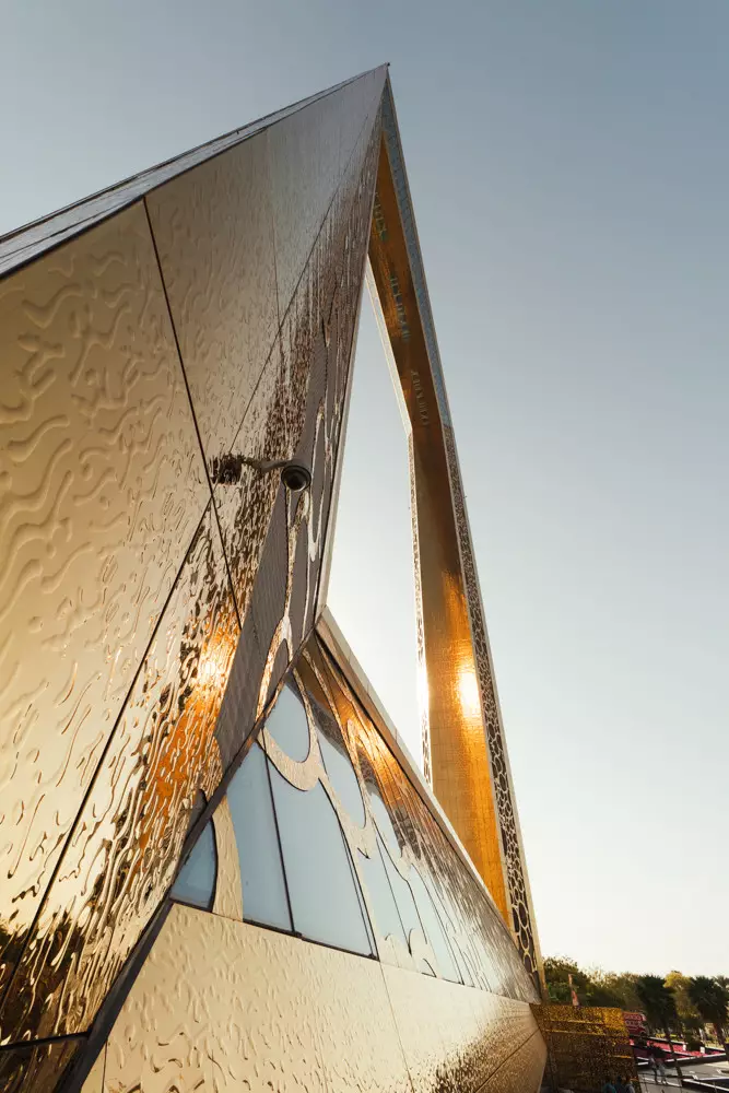 dubai frame cornice